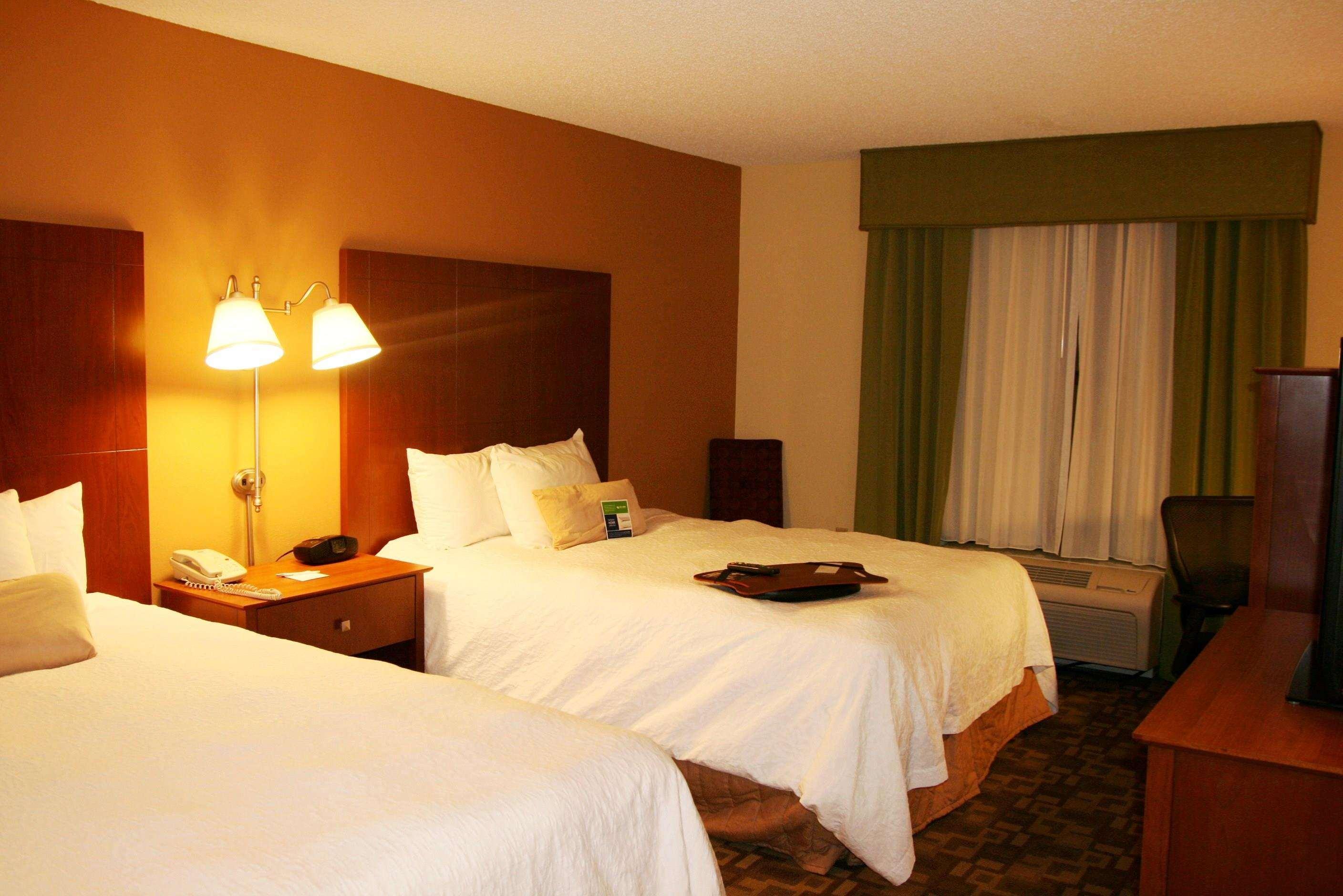 Hampton Inn & Suites Kansas City-Merriam Exterior photo