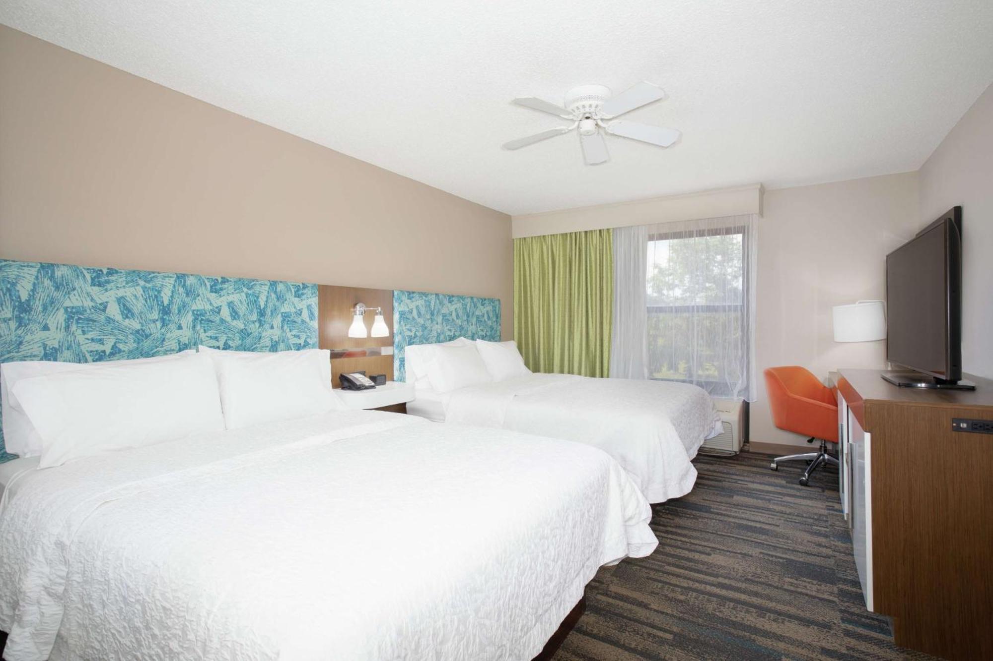 Hampton Inn & Suites Kansas City-Merriam Exterior photo